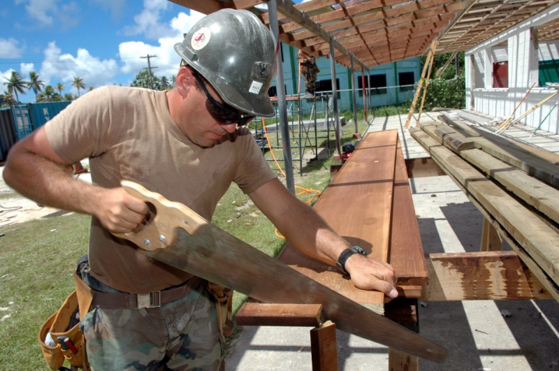 menuisier-ST MARTIN DU VAR-min_worker_construction_building_carpenter_male_job_build_helmet-893290